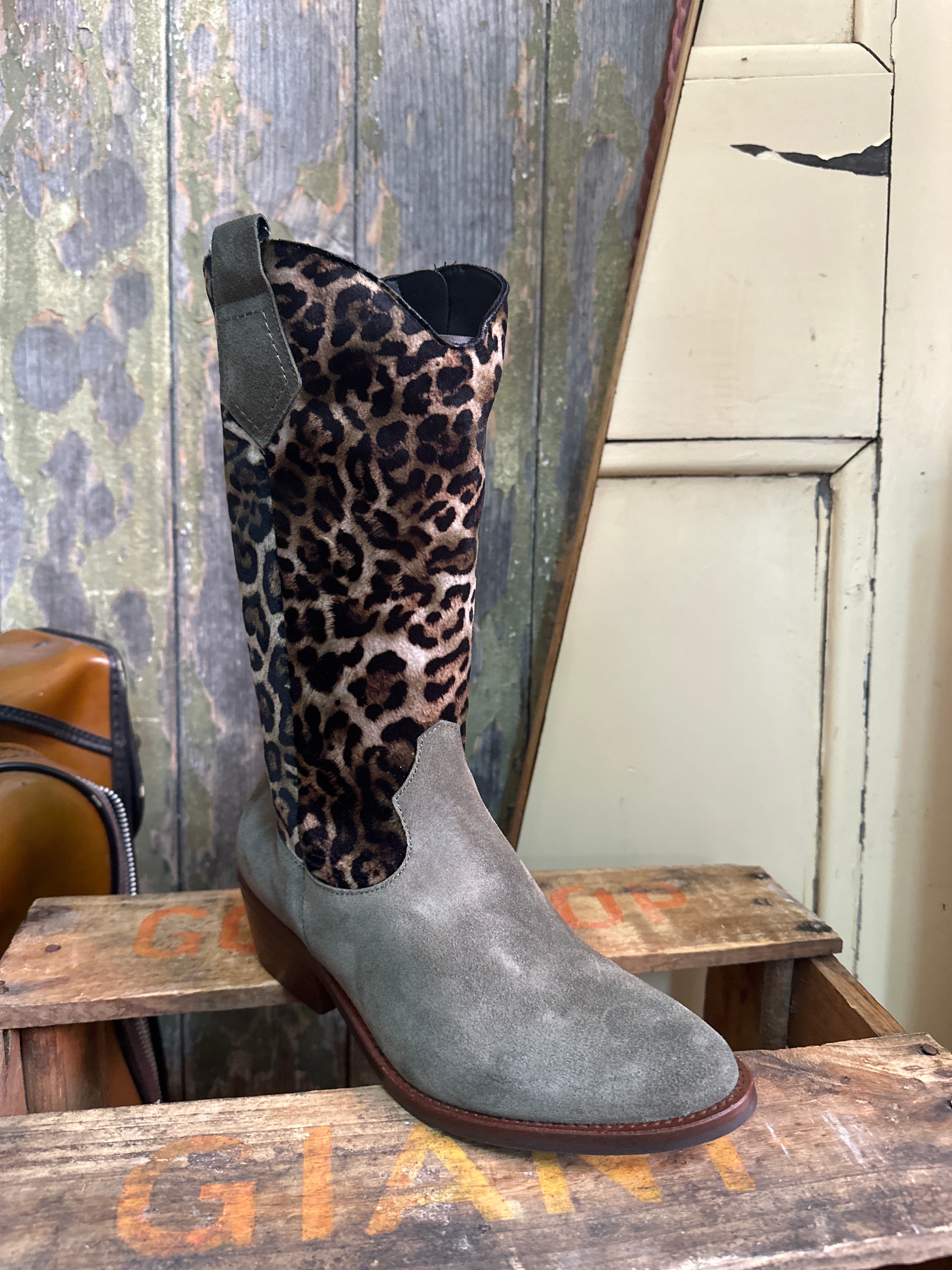 Viguera Vitelo Mid Length Cheetah Print
